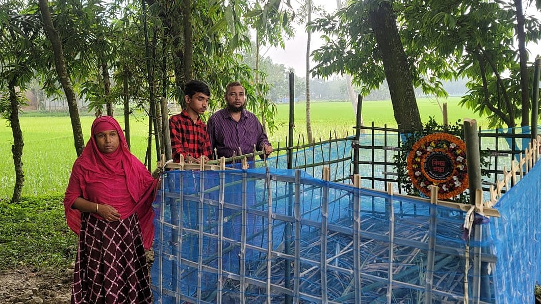 বৈষম্যবিরোধী ছাত্র আন্দোলনে গুলিতে নিহত সামিদ হোসেনের কবরের পাশে বাবা-মা ও ভাই। আজ সোমবার সকালে ময়মনসিংহের মুক্তাগাছা উপজেলার মানকোন ইউনিয়নের তেঘুরী গ্রামে